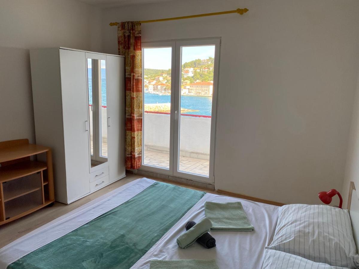 Apartments Peronja Jelsa Seafront Exterior photo