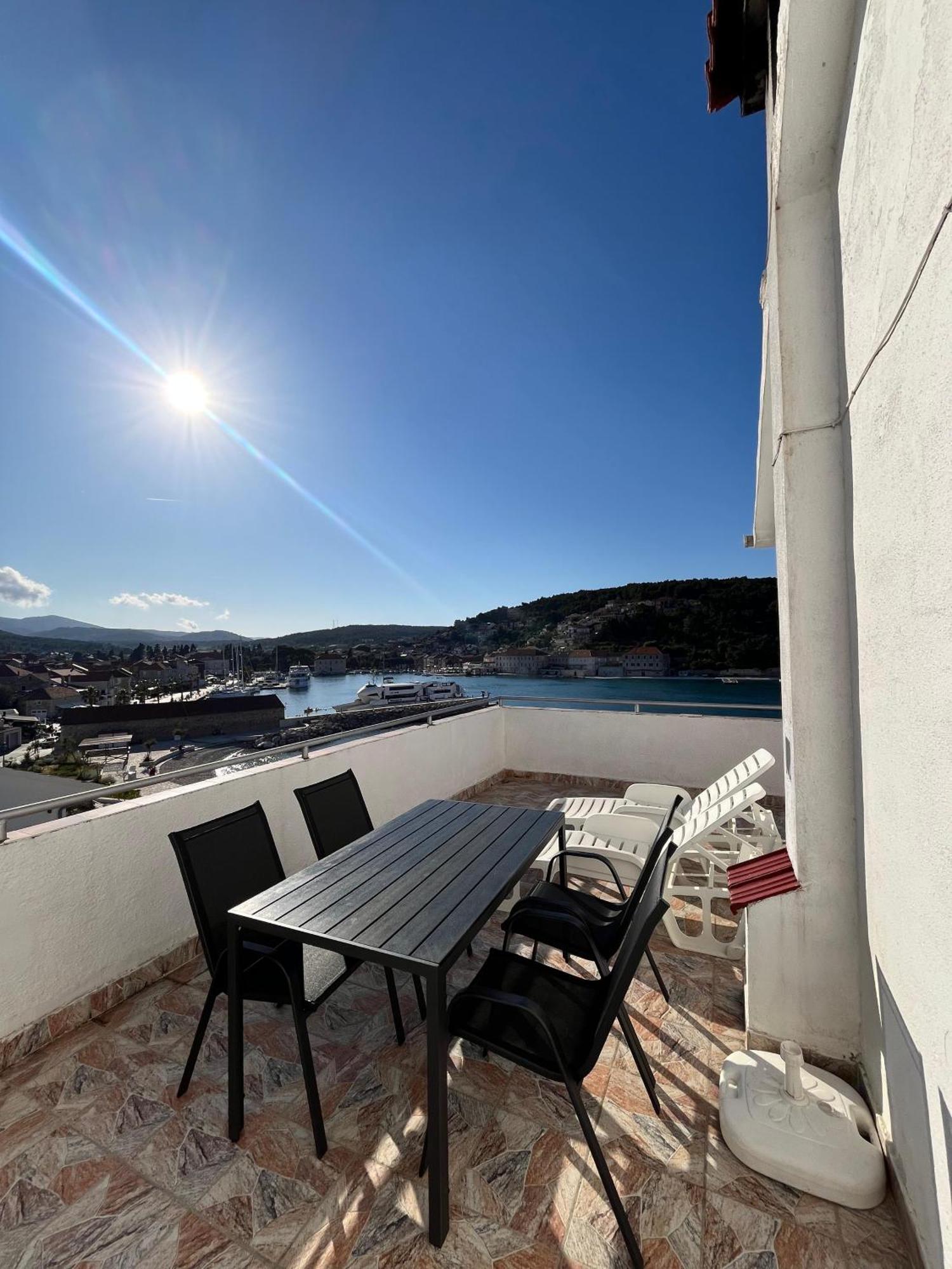 Apartments Peronja Jelsa Seafront Exterior photo