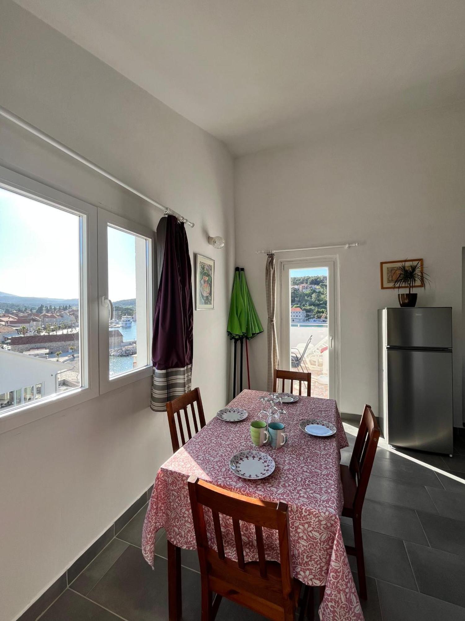Apartments Peronja Jelsa Seafront Exterior photo