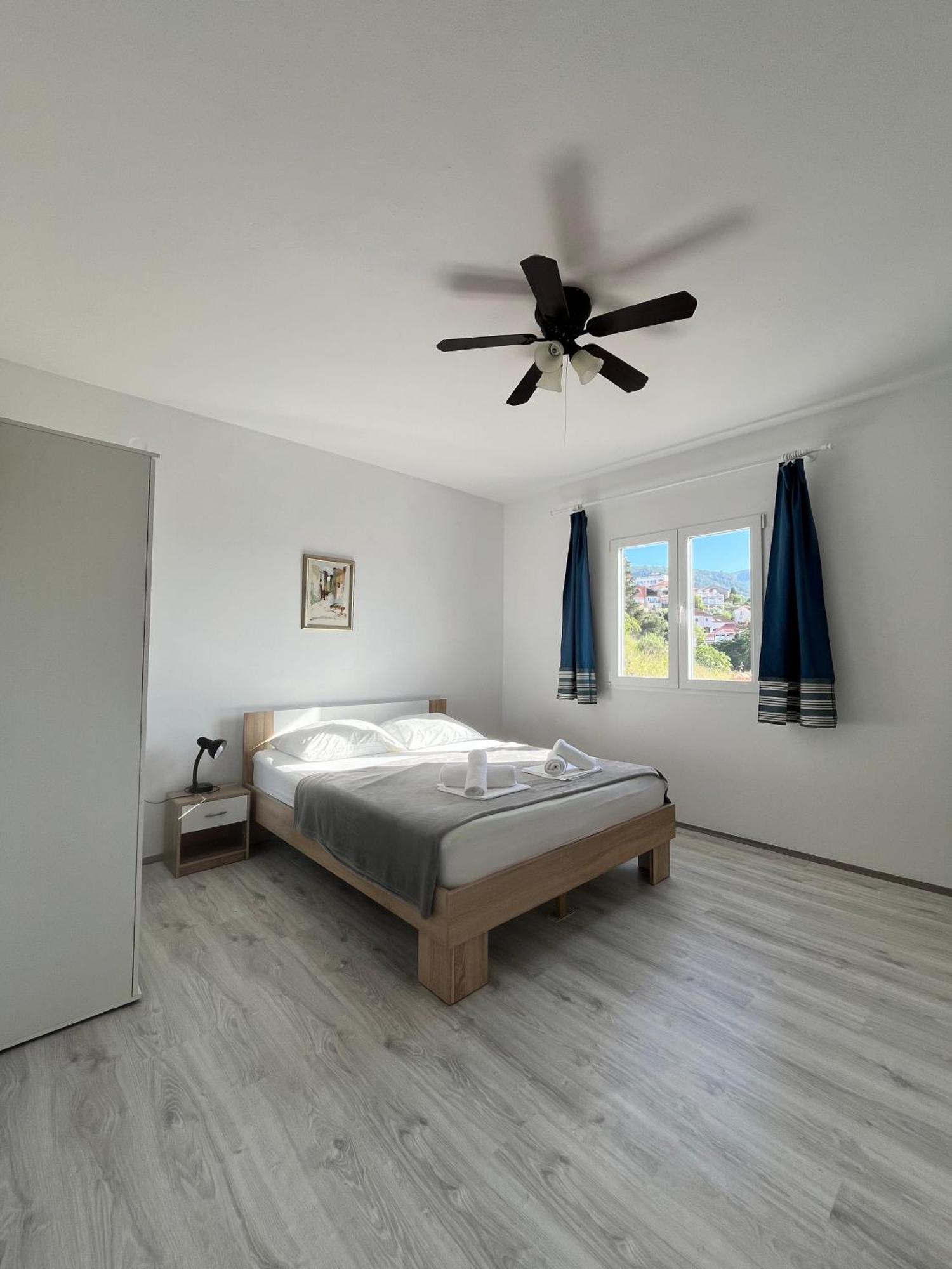 Apartments Peronja Jelsa Seafront Exterior photo